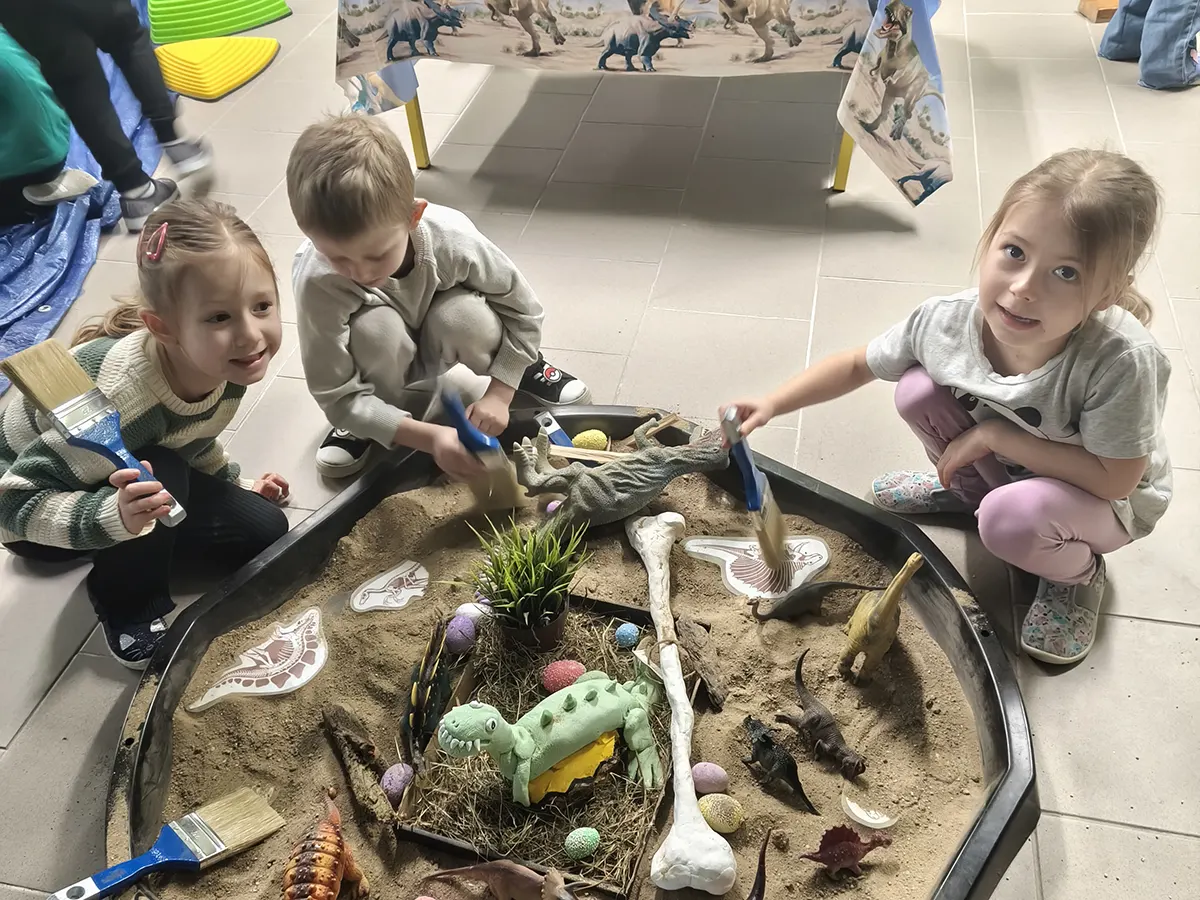  Dzieci na podłodze, jaja...