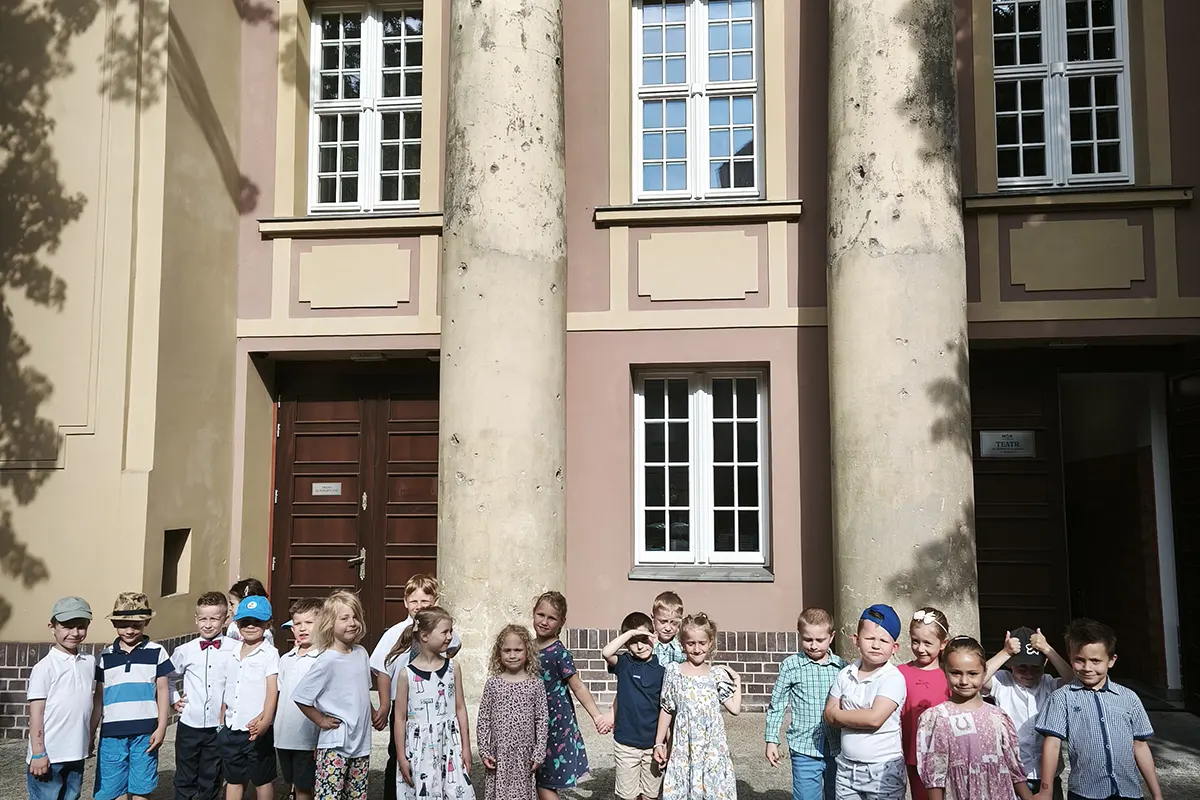  Dzieci i fragment budynku