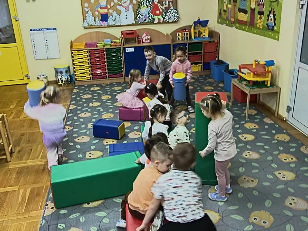  Dzieci na dywanie i klock...