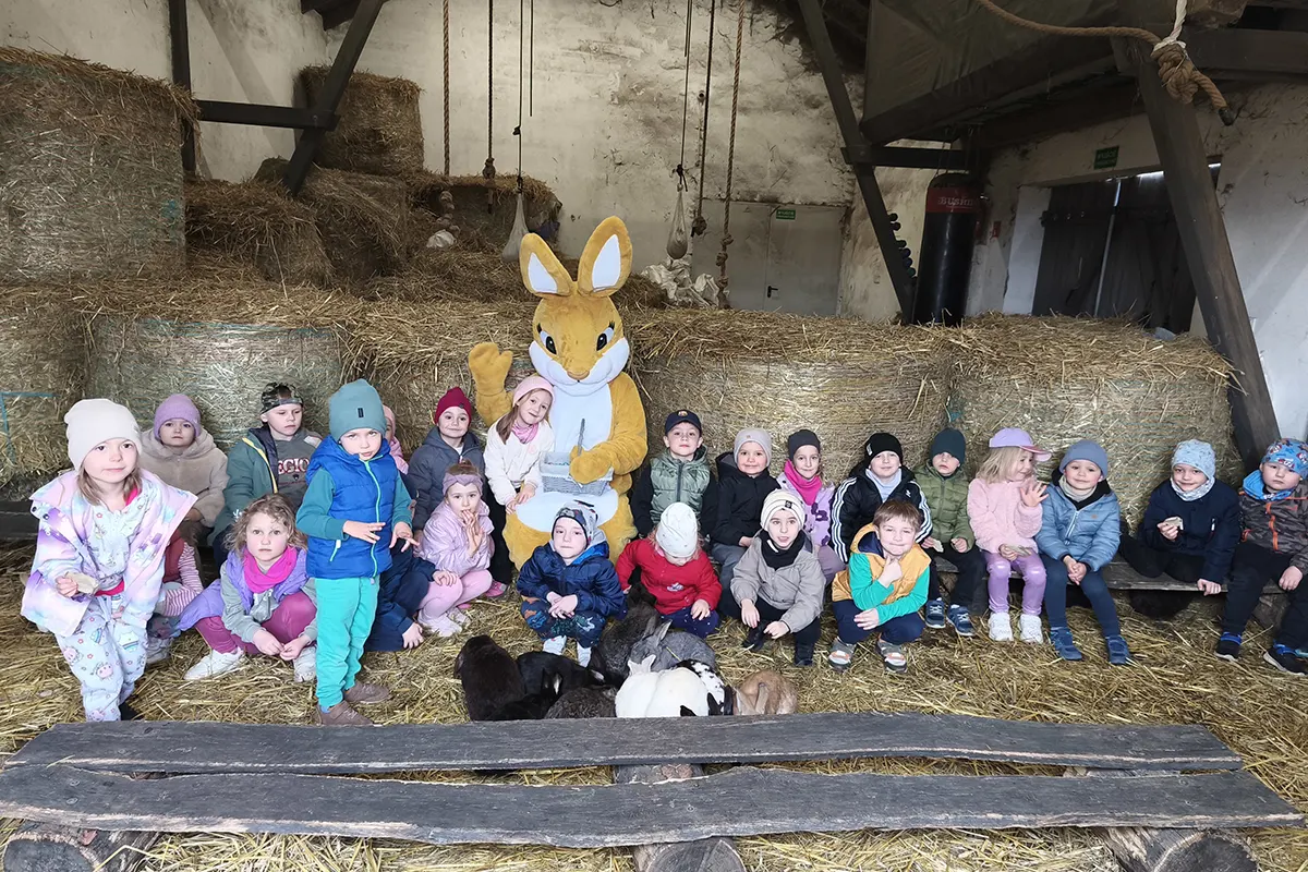  Dzieci na dworze i zając