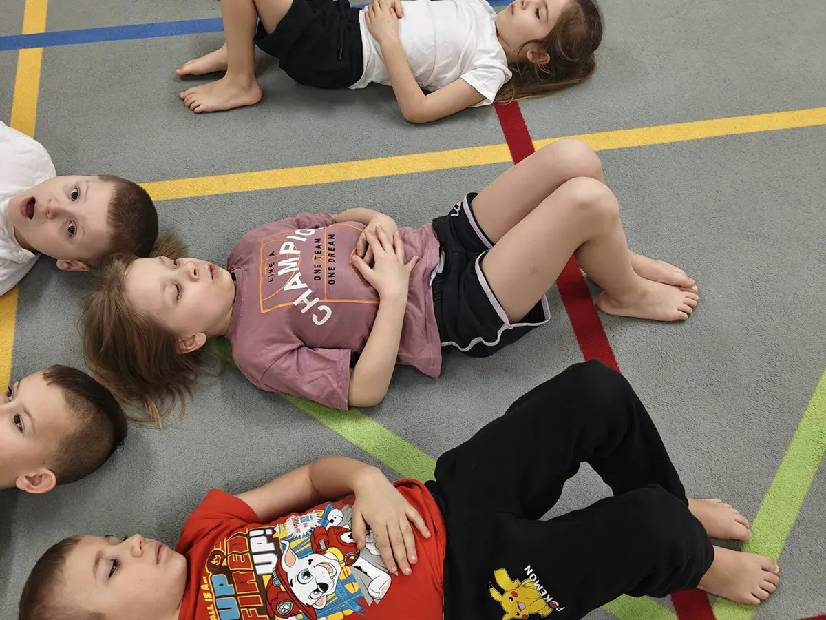  Dzieci leżą na podłodze