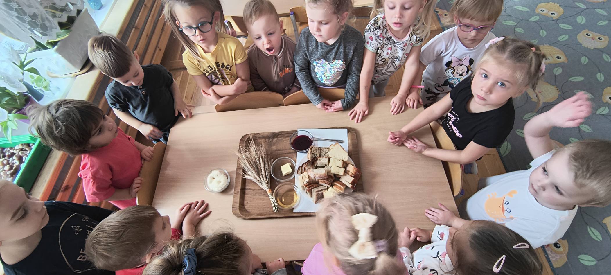  Dzieci siedzą przy stole