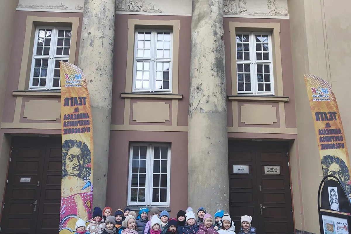  dzieci przed budyniem