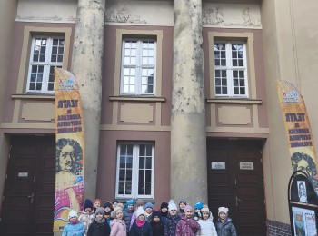 dzieci przed budyniem