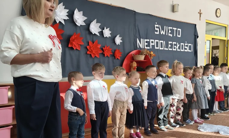 Dzieci i osoba dorosła w szeregu