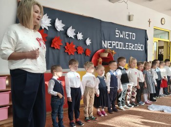 Dzieci i osoba dorosła w szeregu