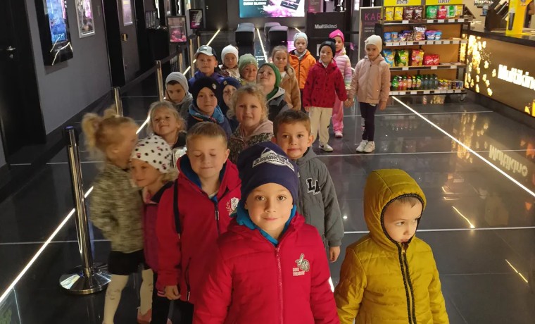 Praca strażaków Grupa dzieci w budynku