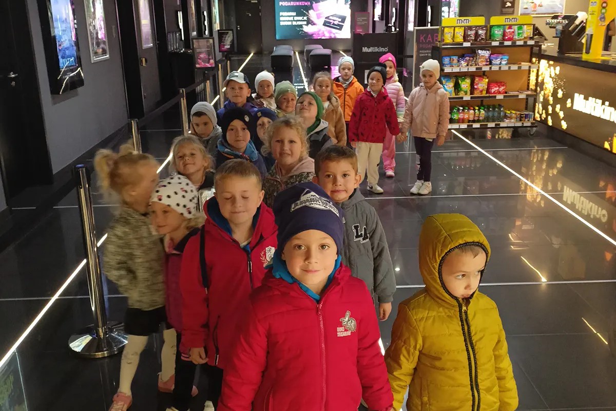  Grupa dzieci w budynku