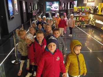 Praca strażaków Grupa dzieci w budynku